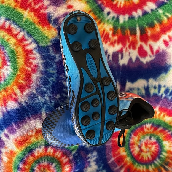 Like new youth size 13c soccer cleats - Vizari race car design - Picture 3 of 3